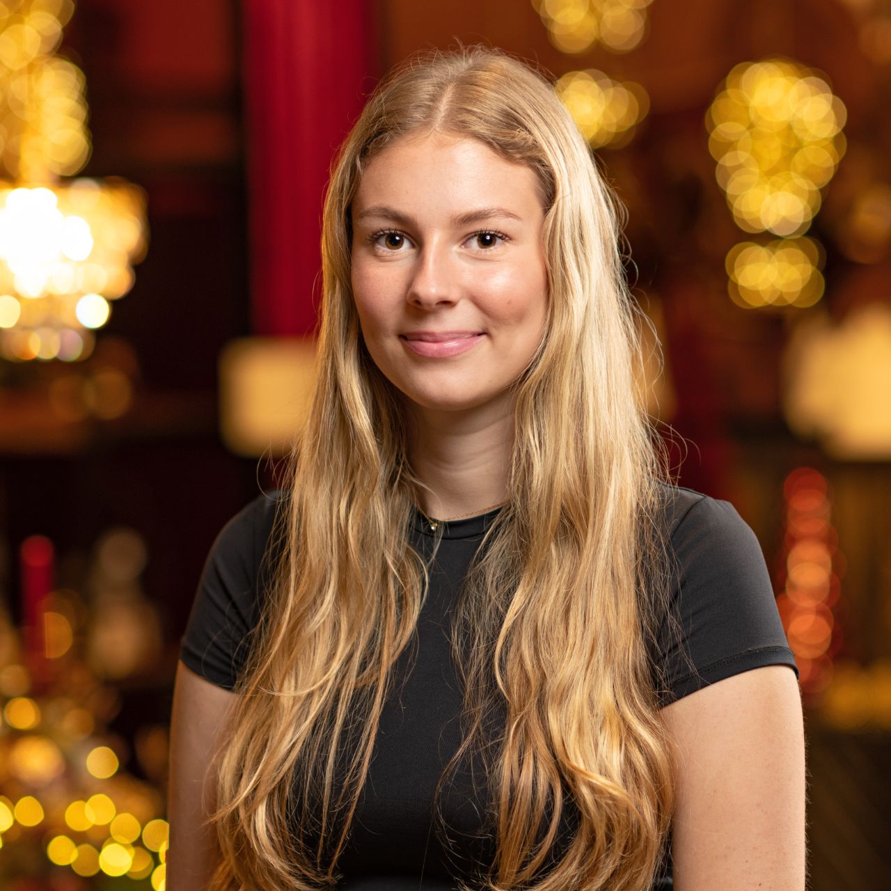 Porträt, Haarfarbe Blond, Schwarzes Oberteil, Innenraumbeleuchtung, Menschenfigur