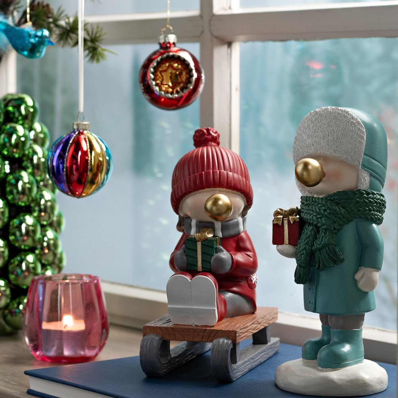 Child with gift and chewing gum bubble made of poly, blue/green (W/H/D) 9x21x9cm Figur, Kleidung, Hut, Puppe, Nussknacker