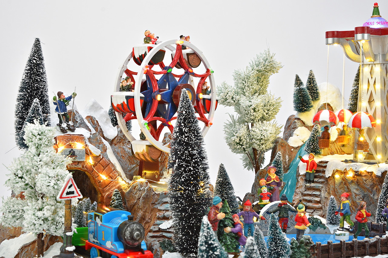 Weihnachtsdorf mit Riesenrad und Eisenbahn aus Poly Weihnachtsdekoration, Spielzeugeisenbahn, Winterlandschaft, Karussell, Schneebedeckte Bäume