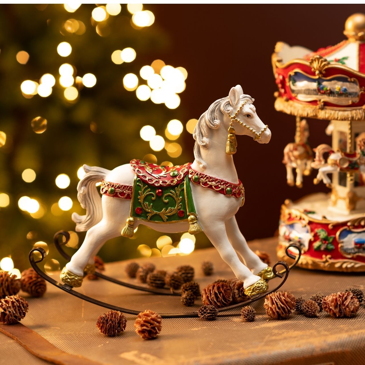 Schaukelpferd aus Poly Weiß (B/H/T) 25x22x8,5cm Weihnachtsdeko, Pferd, Karussell, Sattel, Gold