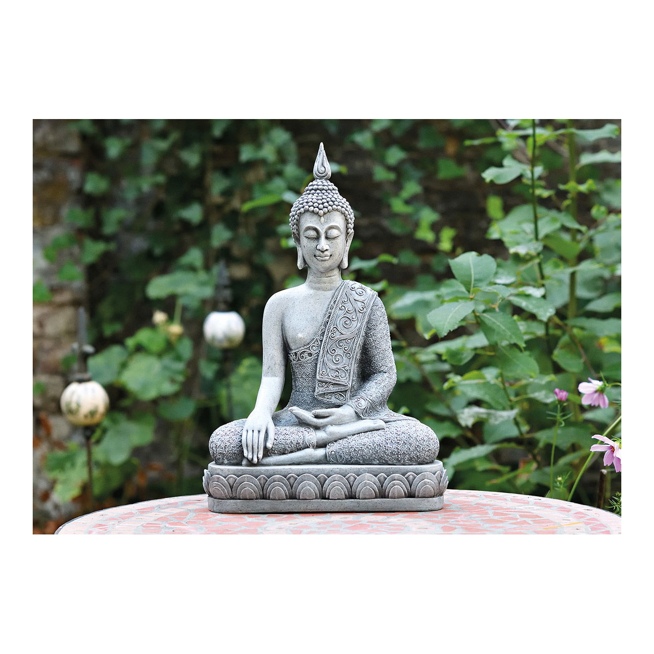 Bouddha assis sur un socle gris en poly, 39 cm