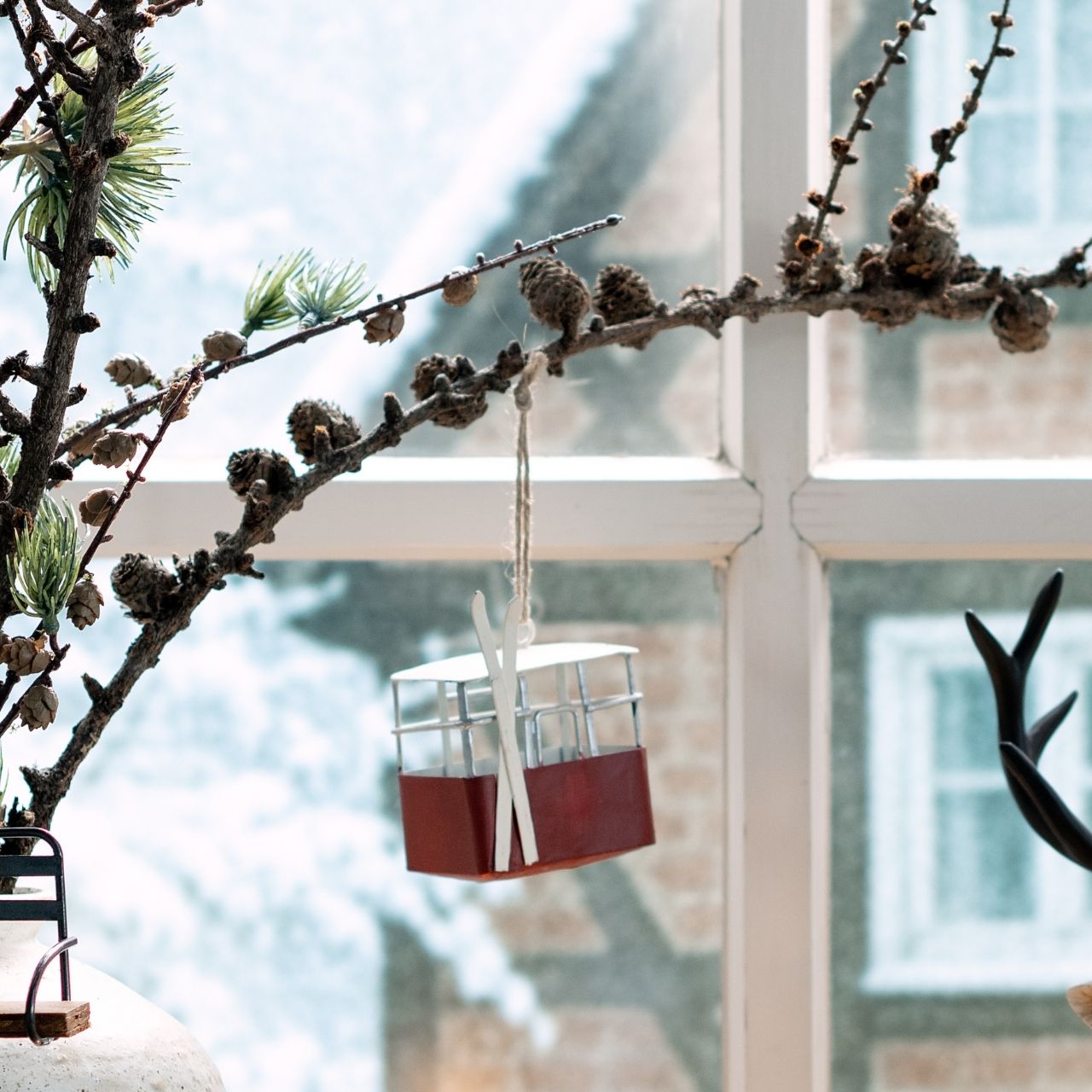 Hänger Gondel aus Metall, Rot/Weiß (B/H/T) 7x8x4cm Pflanze, Baum, Fenster, Fensterbank, Topfpflanze
