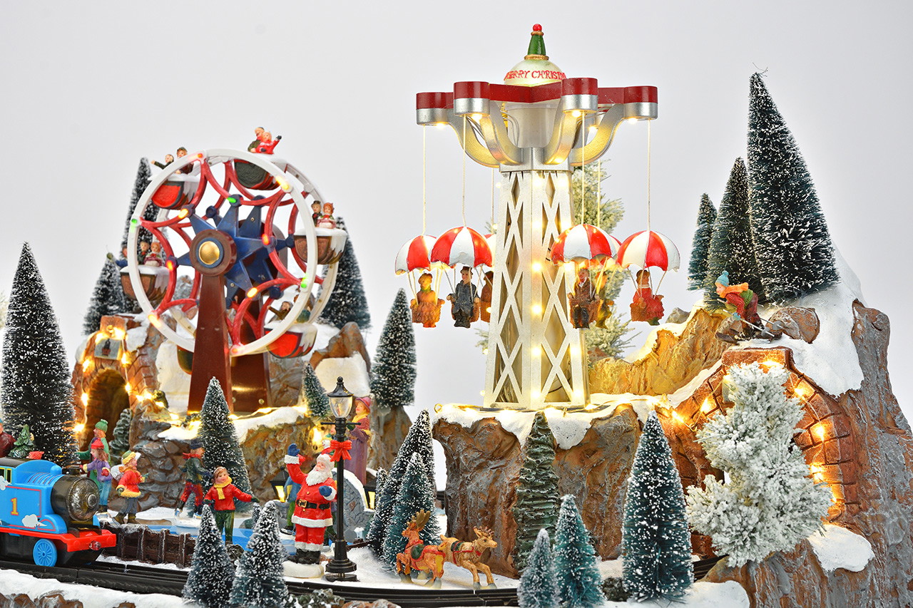 Weihnachtsdorf mit Riesenrad und Eisenbahn aus Poly Weihnachtsdorf, Miniatur-Kirmes, beleuchtet, Schneelandschaft, Spielzeugeisenbahn
