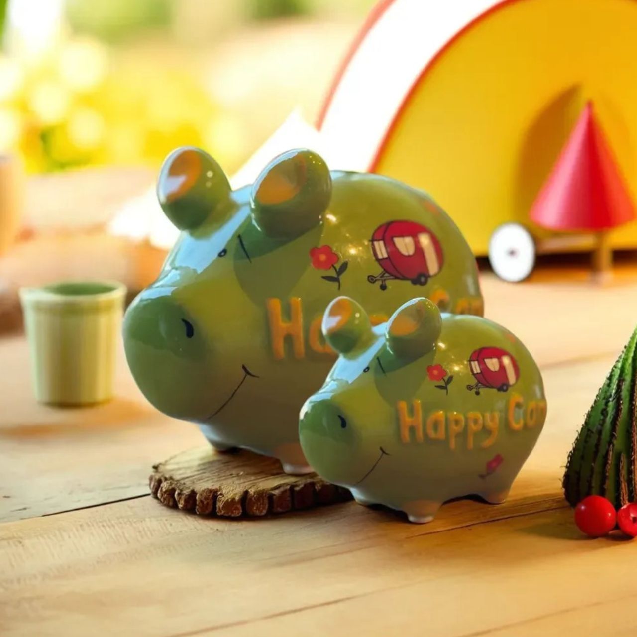 Sparschwein Company Sparschwein "Happy Camper" aus Keramik, Grün/Gelb (B/H/T) 17x15x15cm Mittelschwein Symbol, Nummer, Text