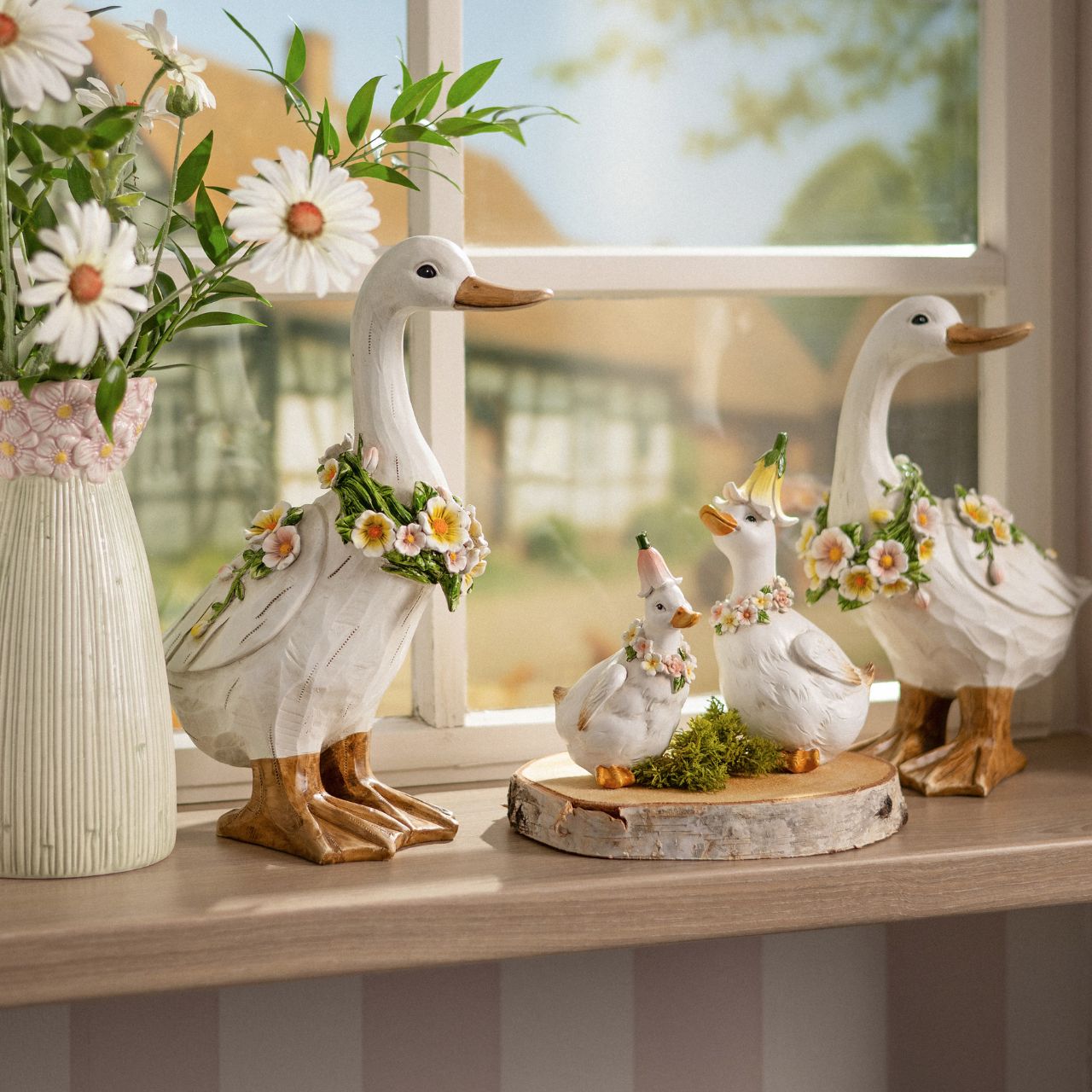 Ente mit Glockenblume Mütze aus Poly weiß 2-fach, (B/H/T) 8x16x13cm 8x19x10cm Fenster, Fensterbank, Tier, Vogel