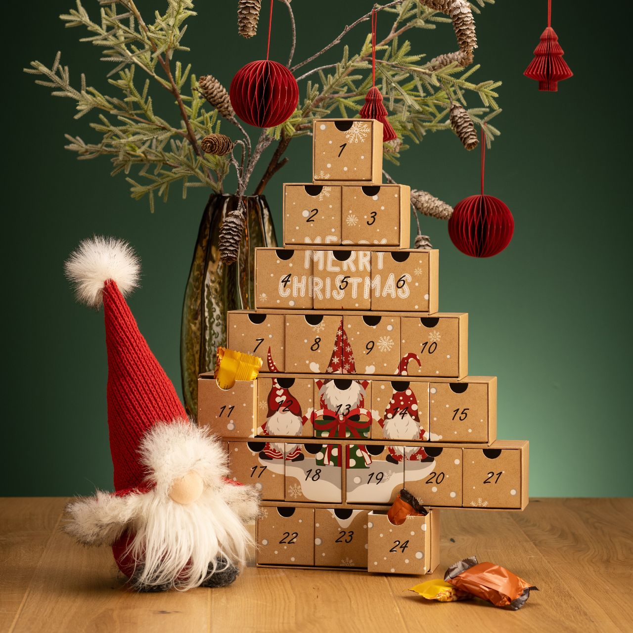 Adventskalender kerstboom met kabouters 24 vakjes 6x6x6cm van papier/karton bruin (B/H/D) 38x48x6cm