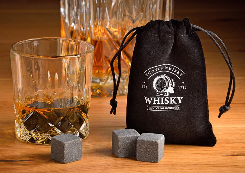 Set di pietre da whisky, cubetti di ghiaccio in pietra basaltica 2x2x2cm, bicchiere 9x8x9cm, 300ml, set grigio di 6, in scatola di legno (L/H/D) 18x10x16,6cm