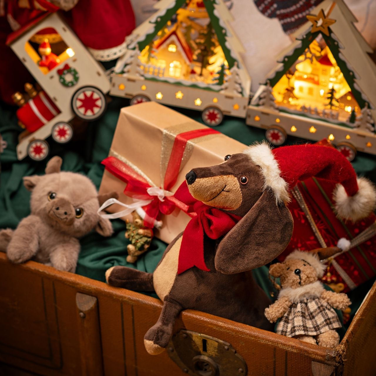 Plüschhund, braunes Kuscheltier, roter Schal, Weihnachtsmütze