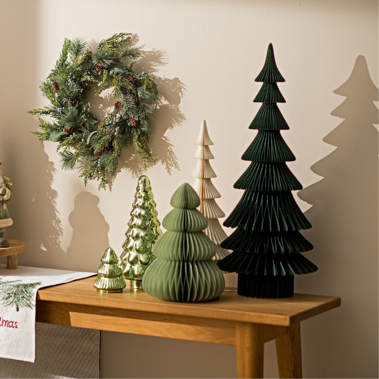 weihnachtsdeko, dekobaum, holzbaum, grüne farben, kegelförmig