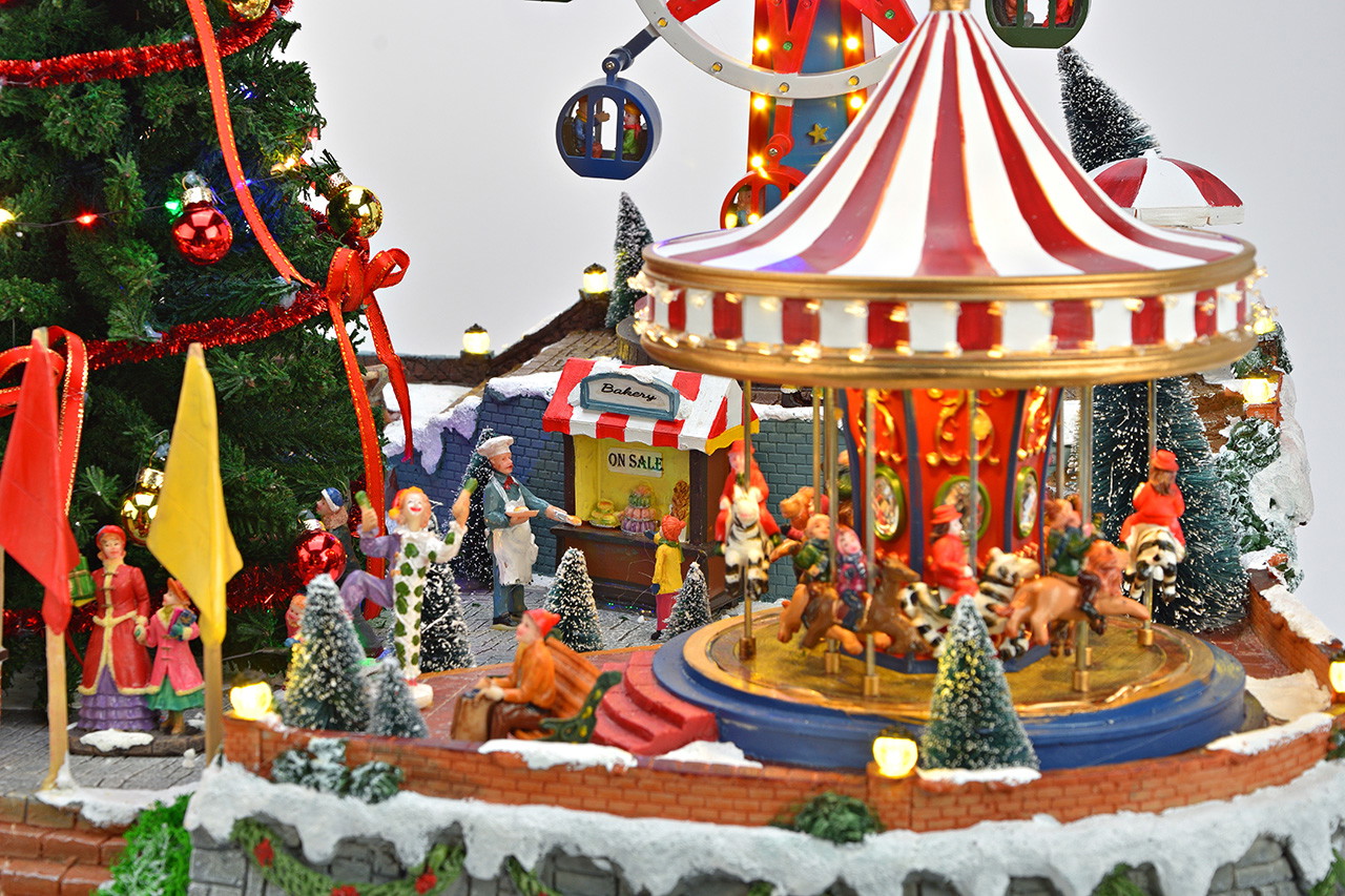 Weihnachtsdorf, Miniaturkarussell, Jahrmarkt, Winterlandschaft, beleuchtete Dekoration