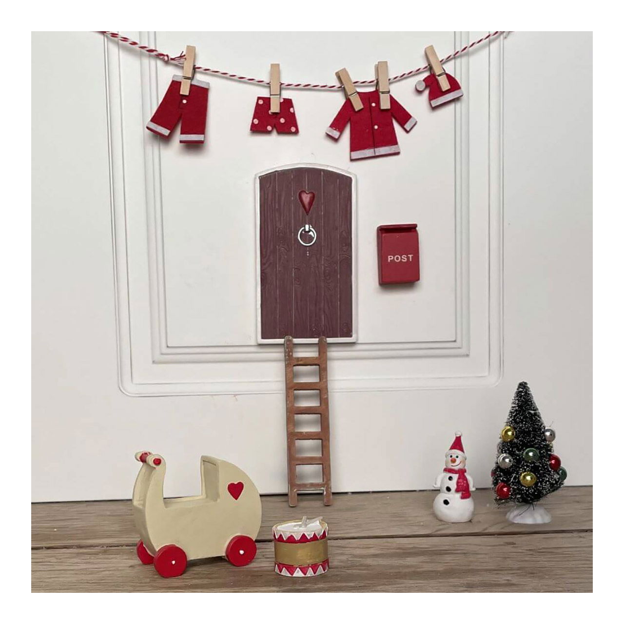 Wichteltür Display Accessoire Girlande mit Weihnachtsmann Mantel, Hose, Unterhose und Mütze aus Filz, Rot (B/H) 47x7cm