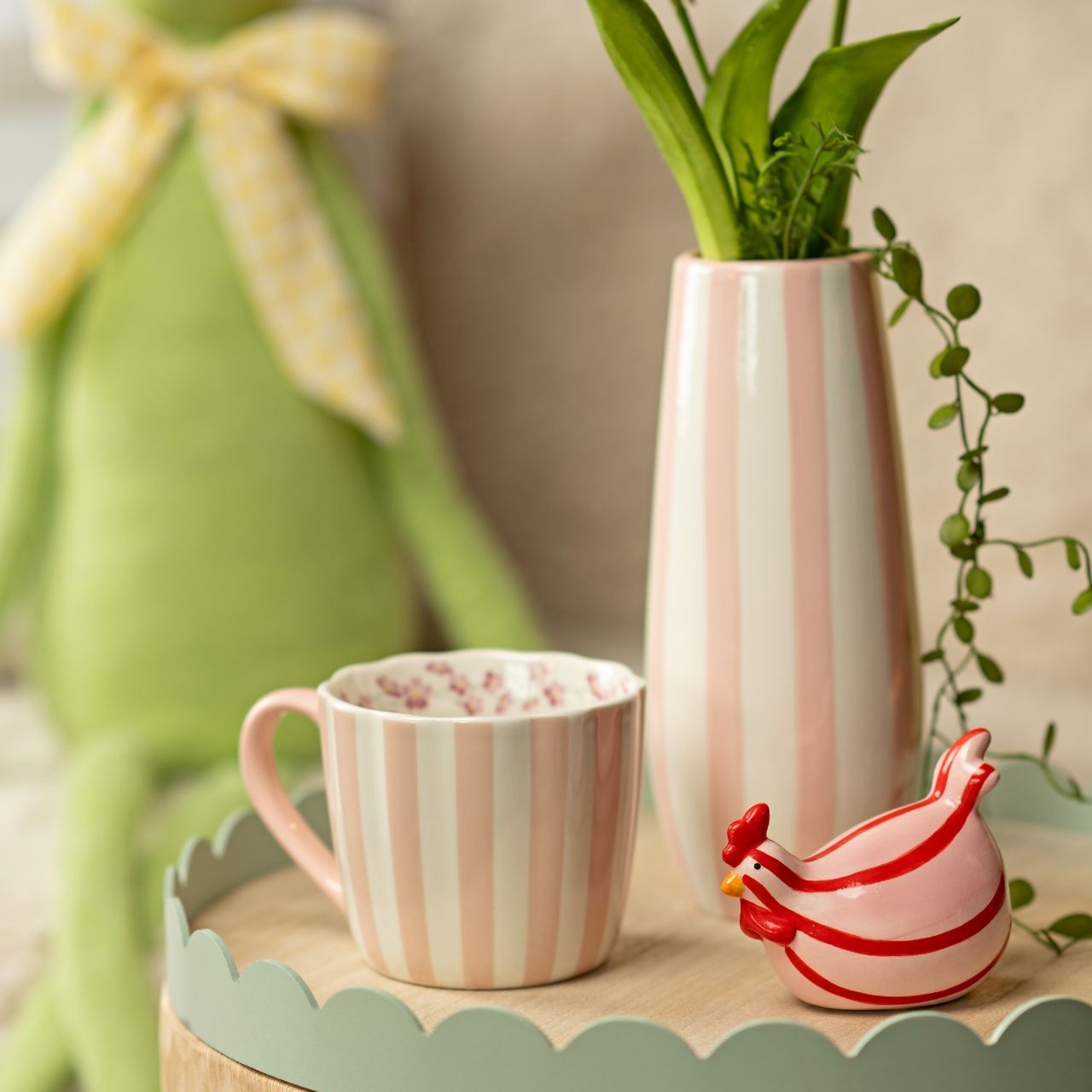 Keramiktasse, Rosa Streifen, Blumenmuster innen, Trinkbecher
