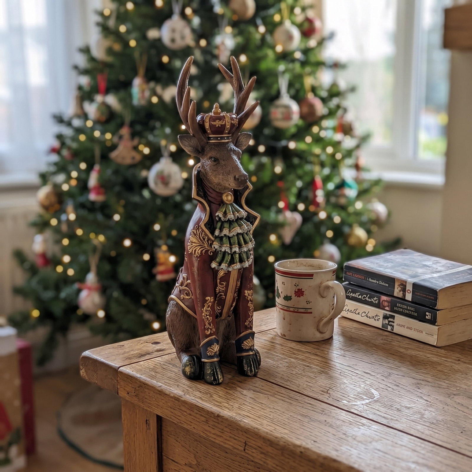 Deer in royal costume made of poly bordeaux (W/H/D) 9x33x15cm Dekofigur, Elch, Weihnachtsdeko, Holzfigur, Kreuzkönigsträger