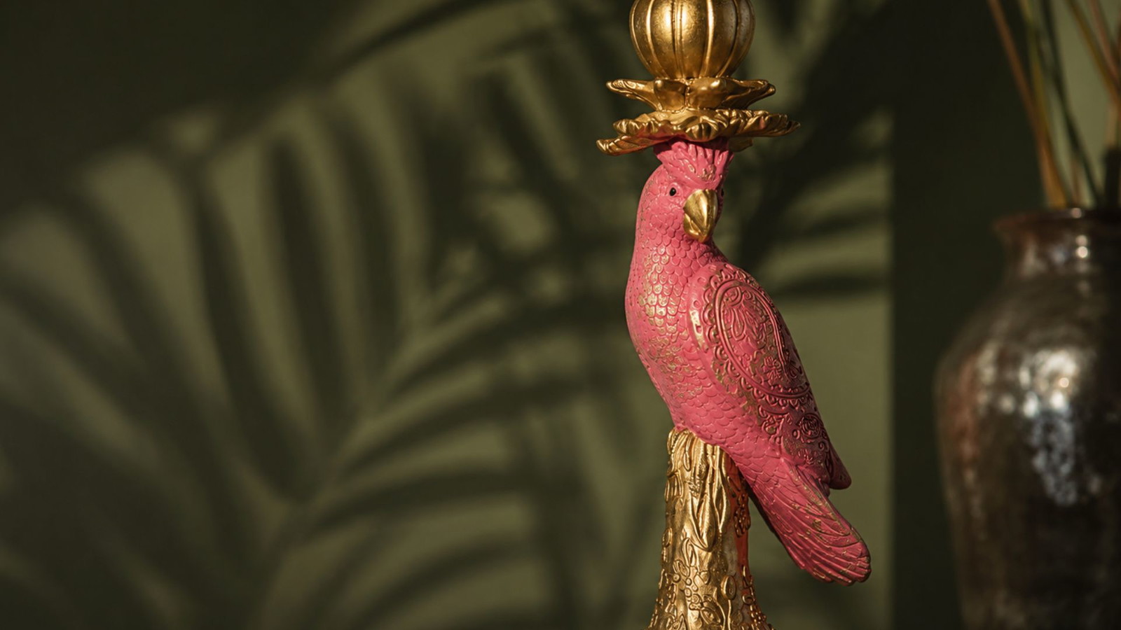 pinker papagei, vogel statue, goldene akzente, ornate design, wohnaccessoire