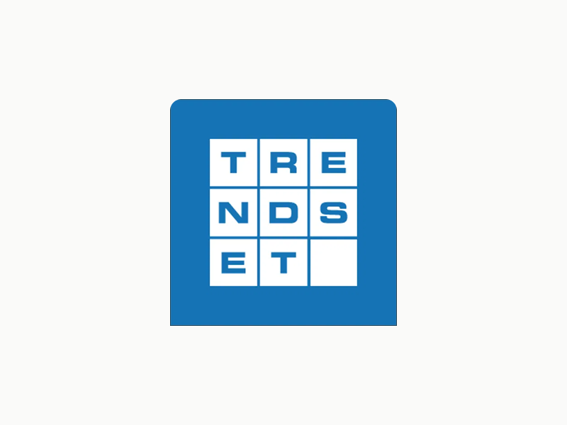 TRENDSET, quadratisches Raster, blauer Hintergrund, weiße Fliesen, Buchstaben