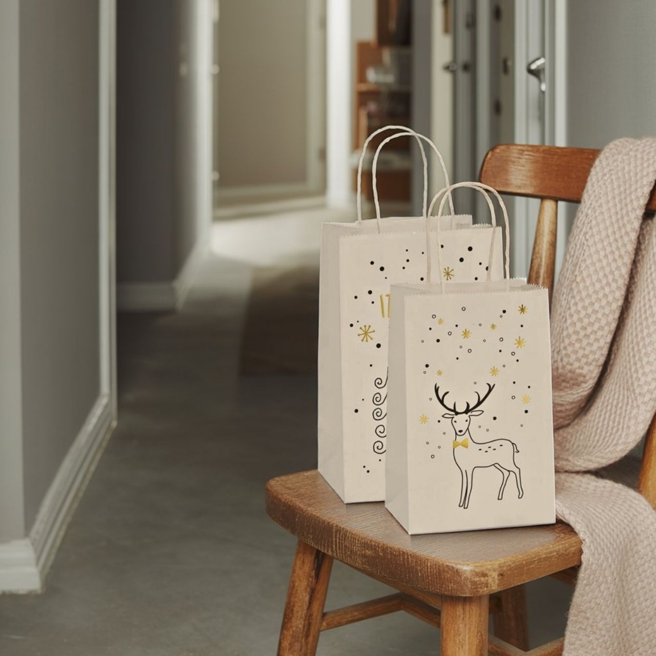 Geschenktüte, It`s snowing, Hirsch, aus Papier/Pappe weiß 2-fach, (B/H/T) 13x21x8cm