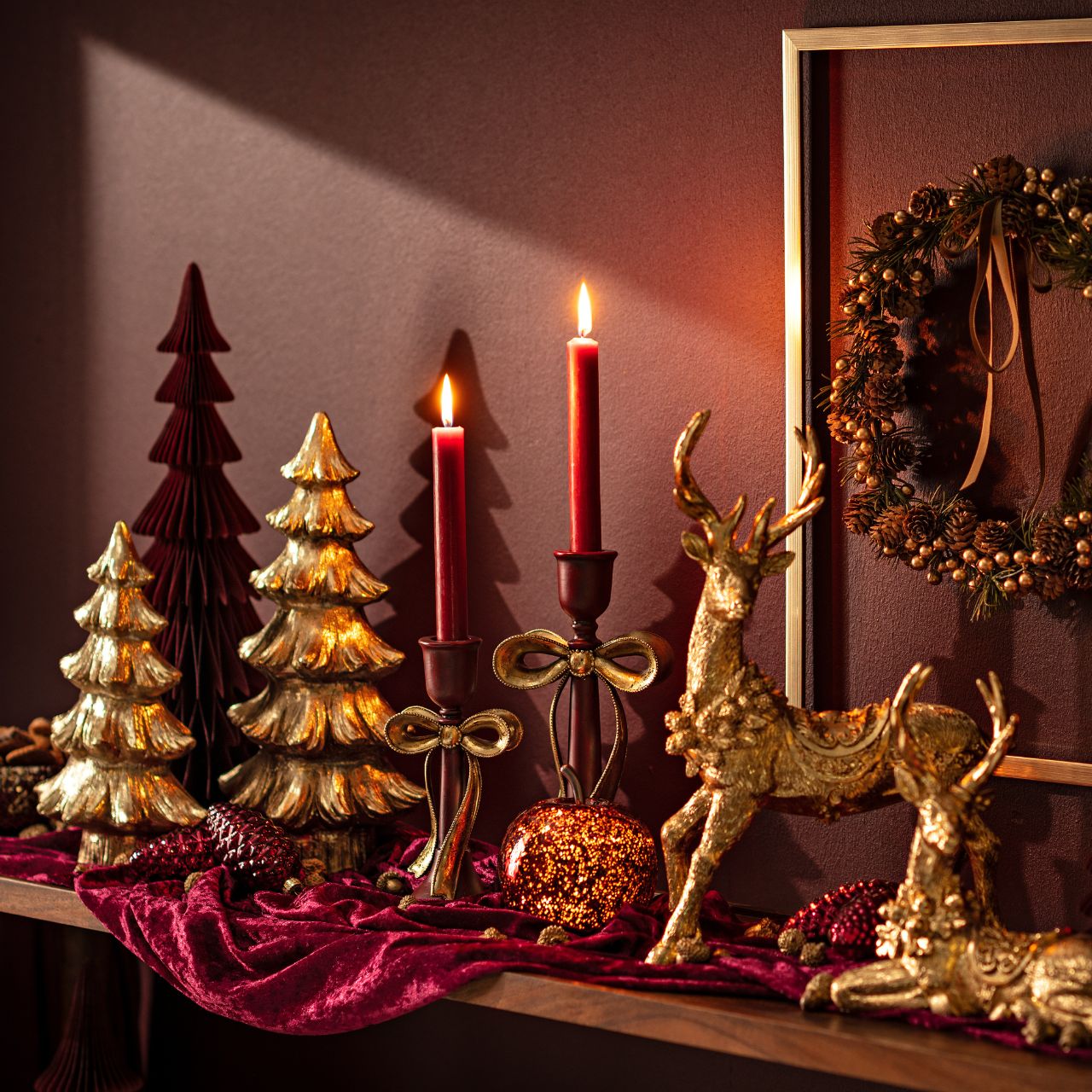 Deko-Arrangement, Weihnachtsdekoration, Kerzen, Rentier, Goldfarben, Adventskranz, Kerzen, Weihnachtsdeko, Goldene Figuren, Rotgold