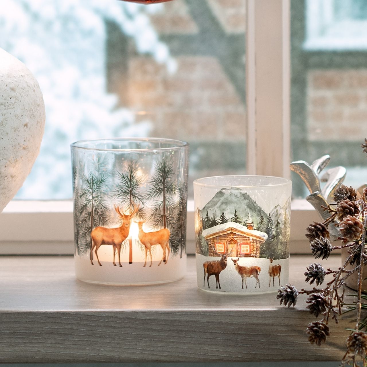Windlicht Teelichthalter Hirsch Winterwald Dekor aus Glas bunt (B/H/T) 9x10x9cm Fenster, Fensterbank, Antilope, Säugetier, Tierwelt