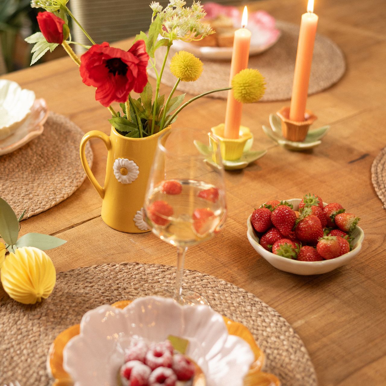 Tischdeko, Blumenvase, Korbgläser, Kerzen, Erdbeeren
