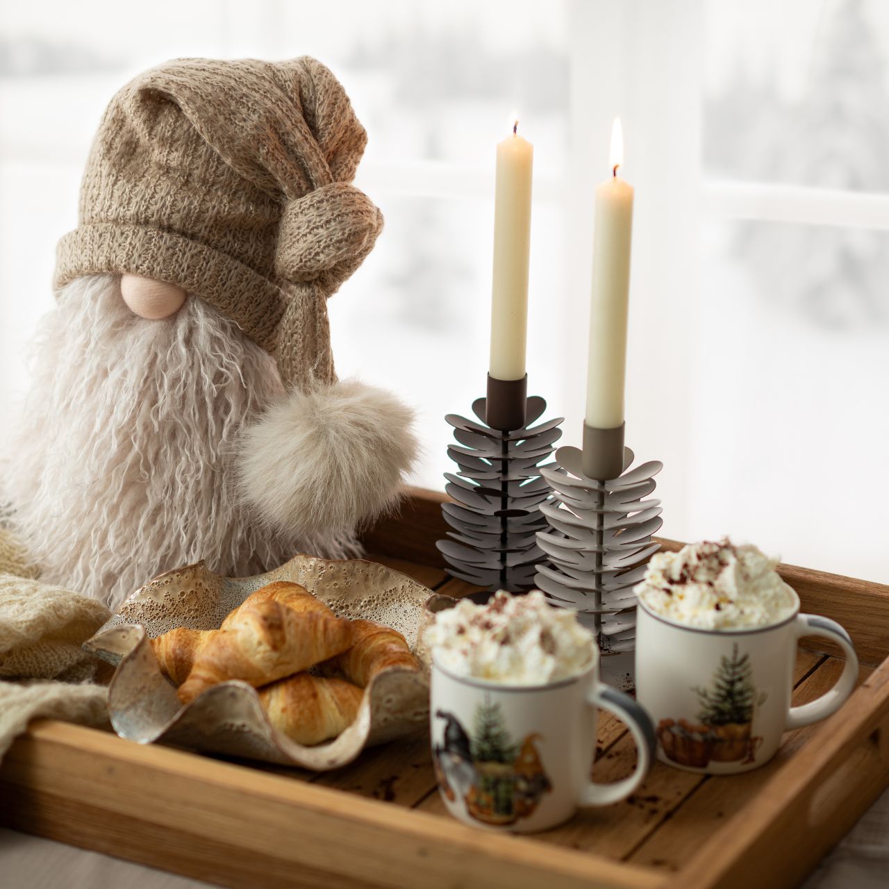 weihnachtsdeko, kerzen, tassen, croissant, gesteck