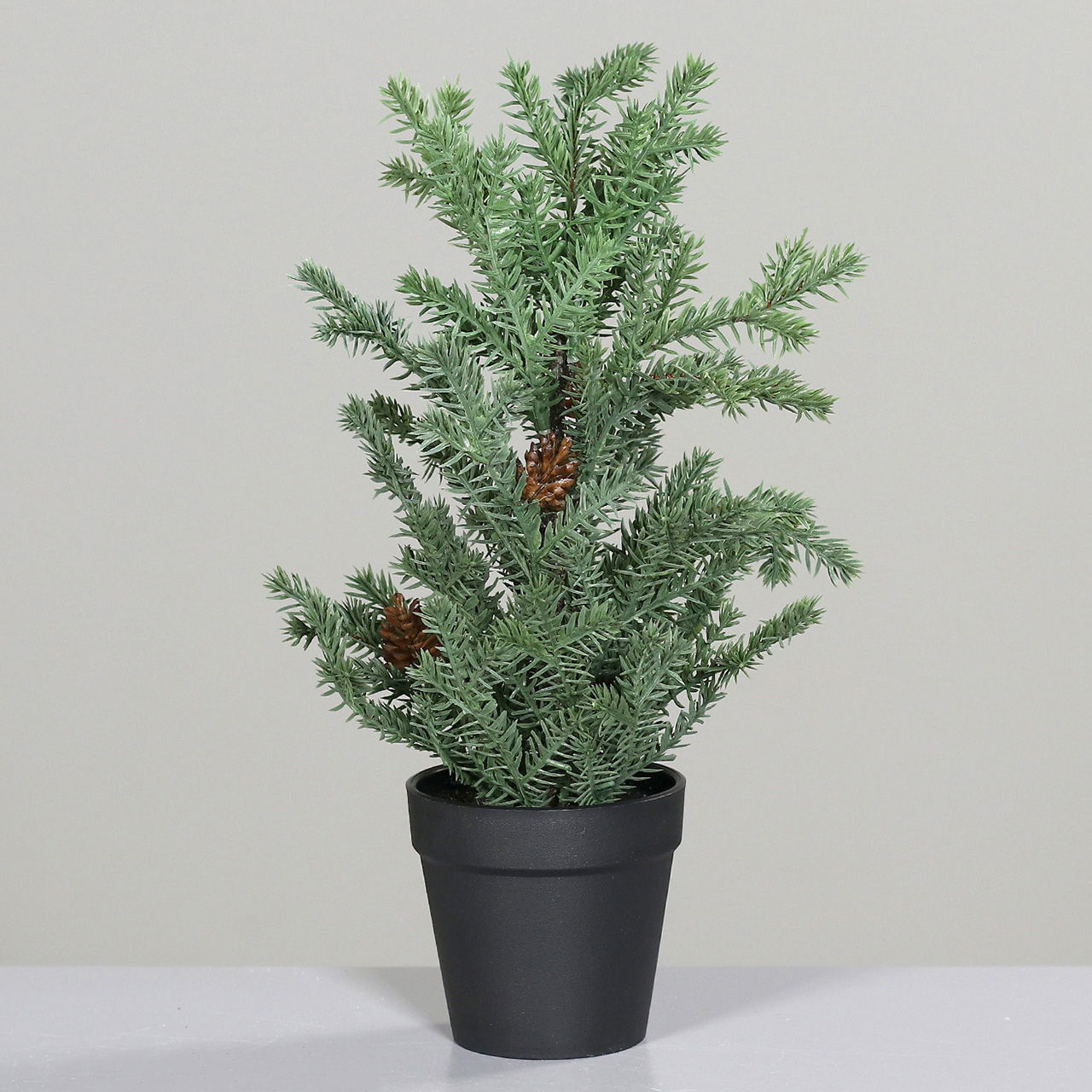 Tannenbaum im Topf mit Zapfen aus Kunststoff, Grün/Schwarz (B/H/T) 15x35x15cm Tannenbaum im Topf mit Zapfen aus Kunststoff, Grün/Schwarz (B/H/T) 15x35x15cm