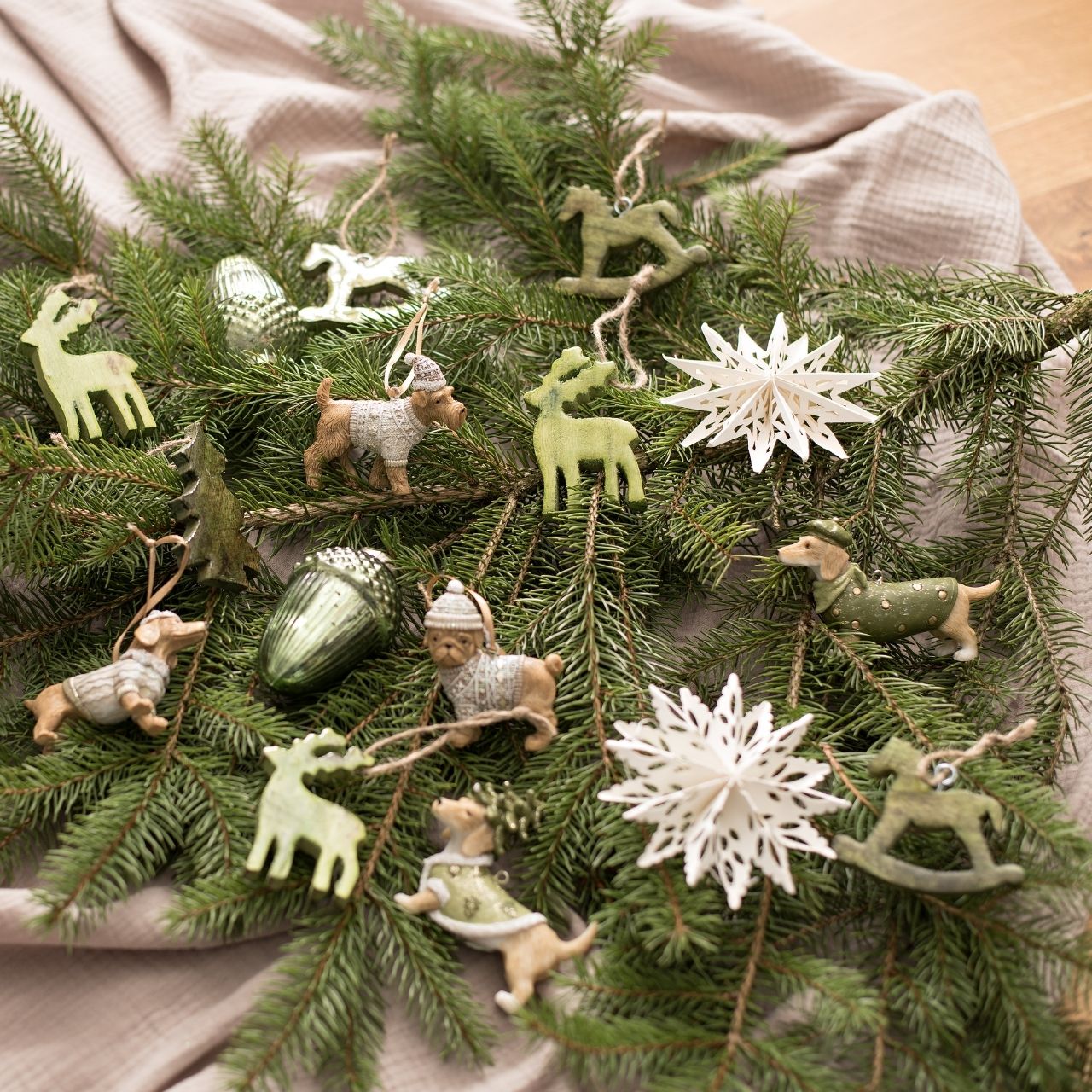 Weihnachtsdeko, Holzanhänger, Schneelandschaft, Grün, Holzfigur