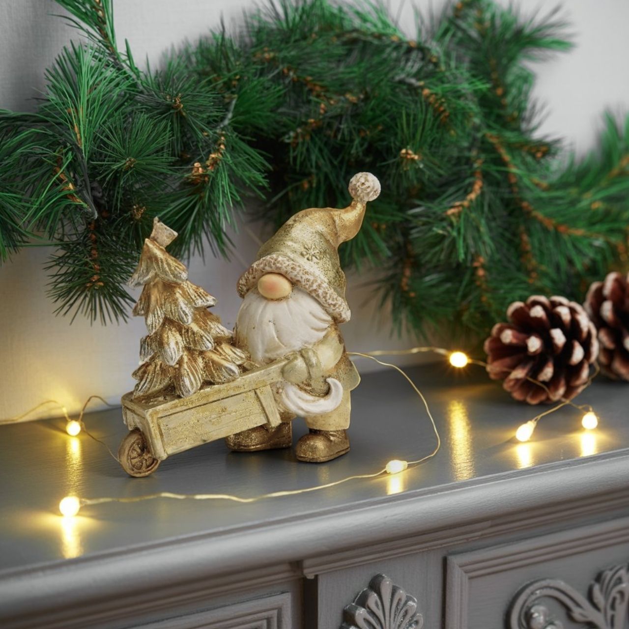 Wichtel mit Baum aus Poly gold (B/H/T) 11x11x6cm