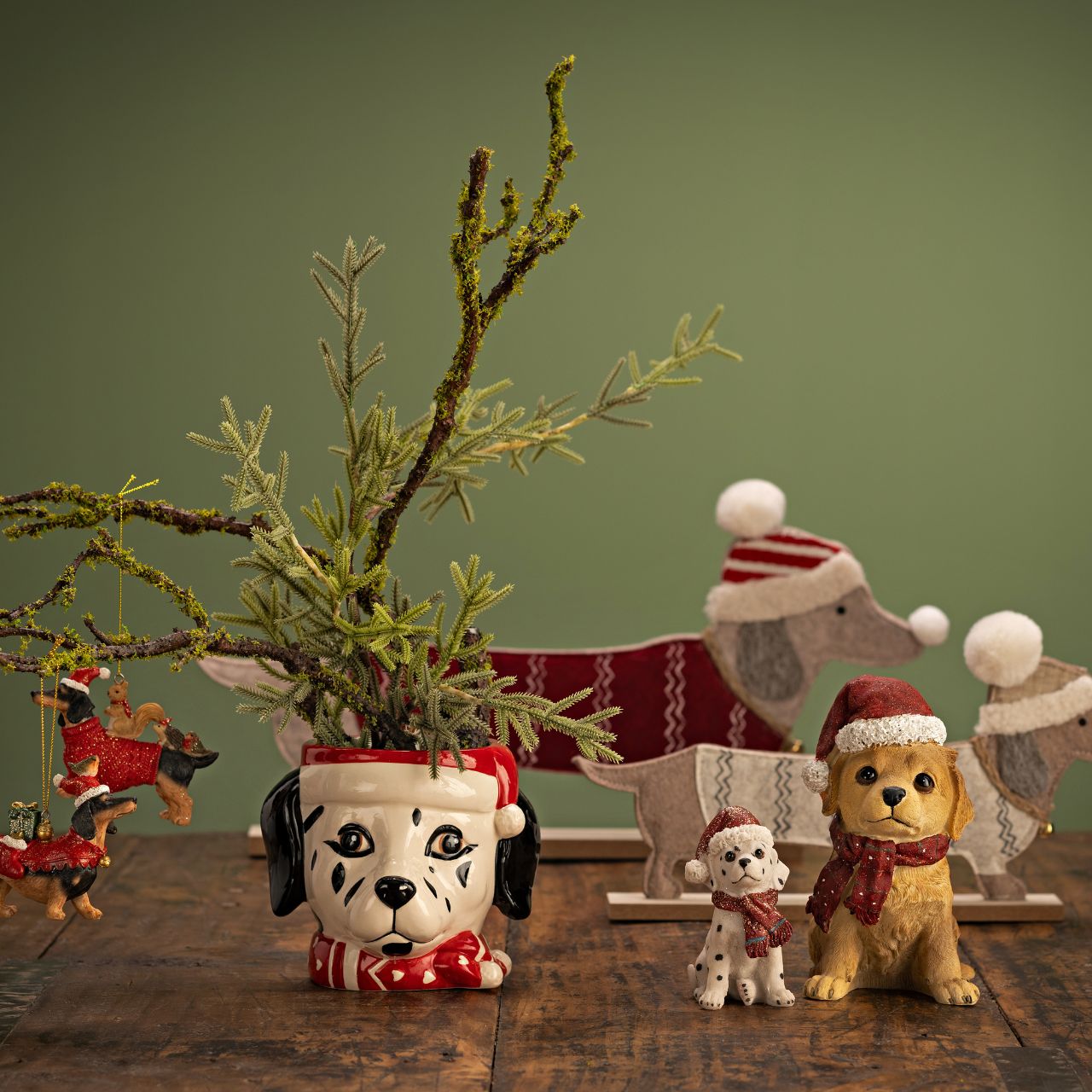 Hund mit Weihnachtsmütze aus Poly, 4-fach sortiert (B/H/T) 13x16x8 cm Hund mit Weihnachtsmütze aus Poly, 4-fach sortiert (B/H/T) 13x16x8 cm