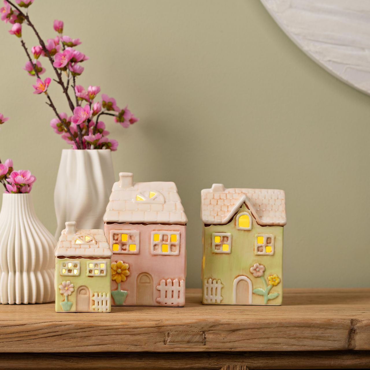 Maison lumineuse LED en céramique, 2 fois, rose/vert (L/H/P) 8x12x6cm (alimentation par piles 2xAG13 non incluses) Maison lumineuse LED en céramique, 2 fois, rose/vert (L/H/P) 8x12x6cm (alimentation par piles 2xAG13 non incluses)