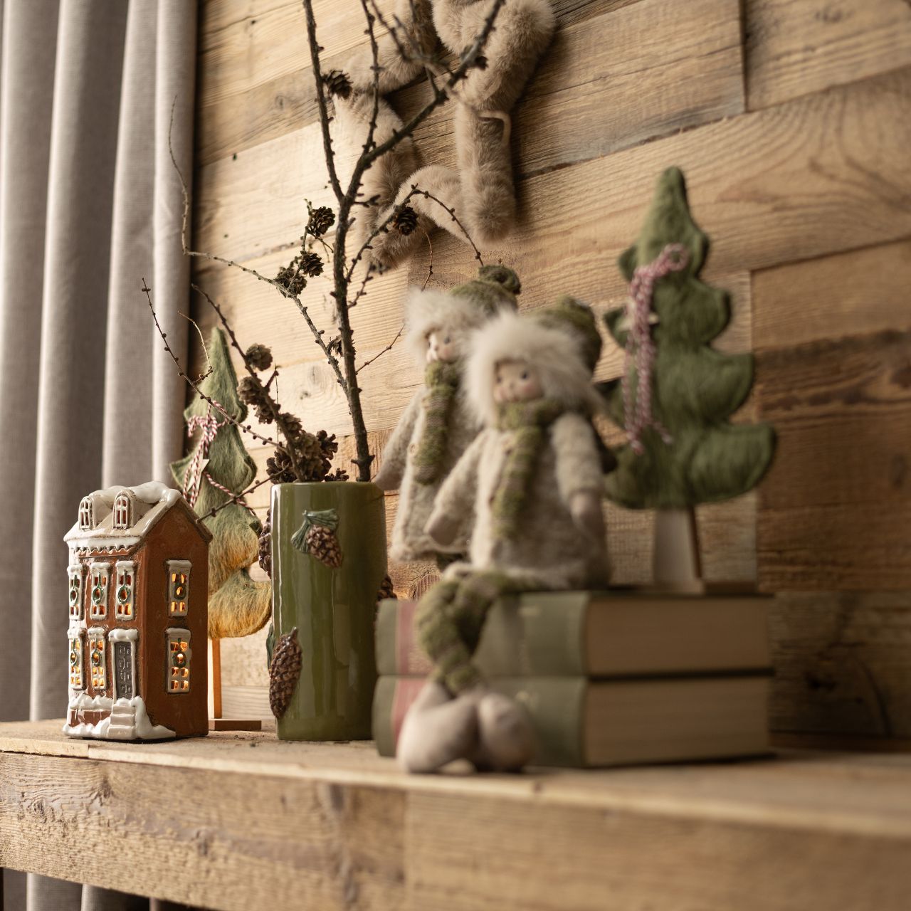 Weihnachtsdeko, Deko-Kugeln, Holzregal, Figuren, Kaminzubehör