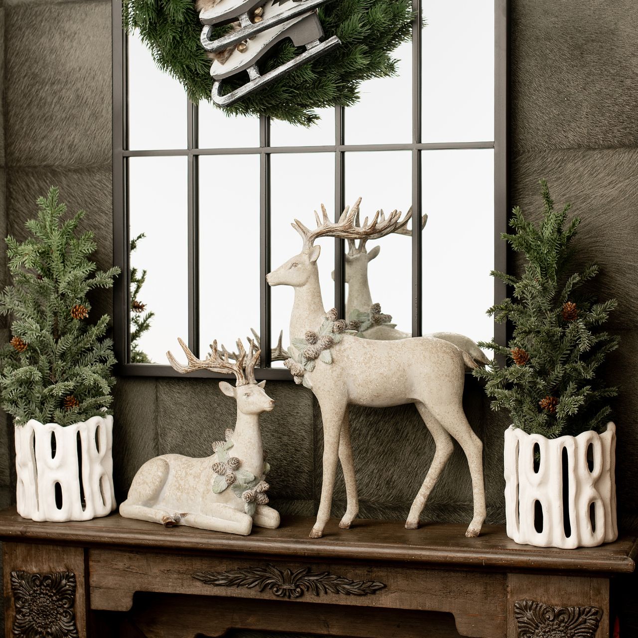 Hirsch mit Kranz aus Tannenzapfen aus Poly natur (B/H/T) 29x48x10cm | 10041197