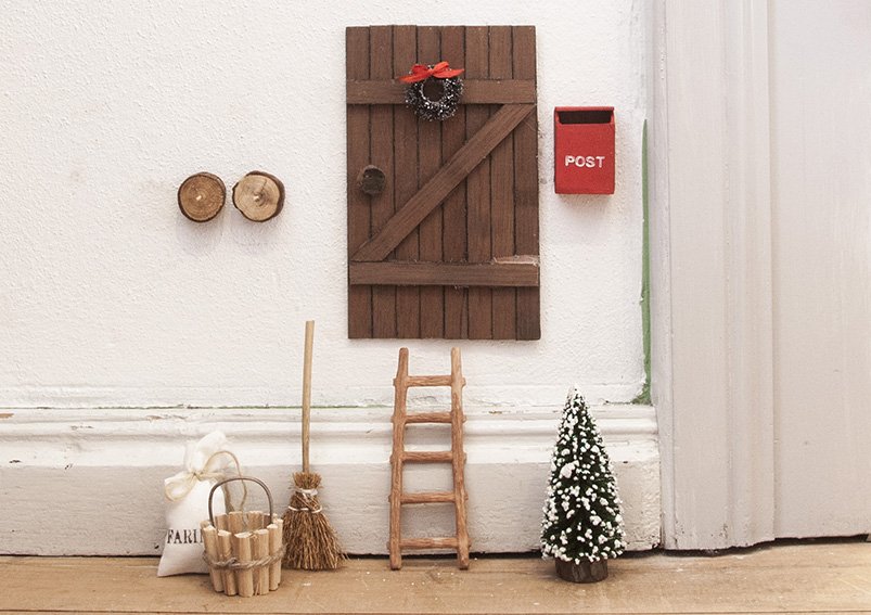 Secret Santa door display accessory, Secret Santa door set with letterbox, ladder, tree, 2 wooden trunks, broom, bucket, flour sack 9-piece set, made of brown poly (W/H/D) 18.5x12.5x7.5cm