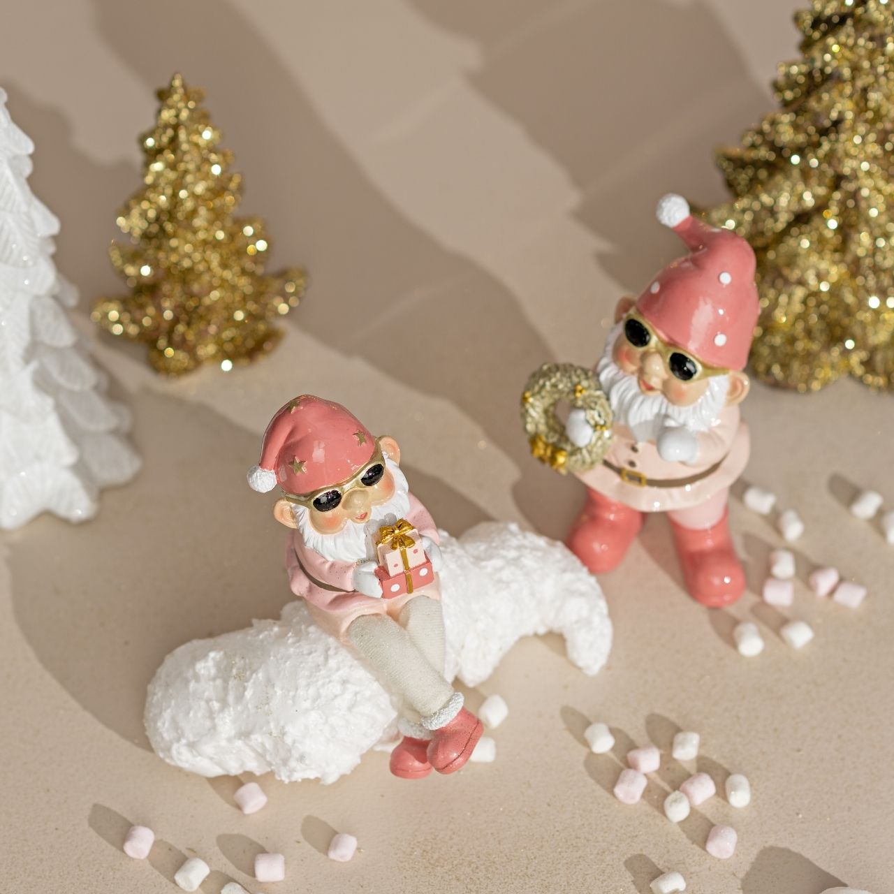 Weihnachtsfiguren, Gnomen, rosa, Schneelandschaft, Miniaturen