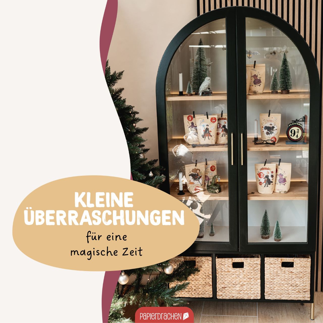 Vitrine, Dekor-Glasvitrine, Weihnachtsdeko, Miniaturbäume, Papiertaschen deko