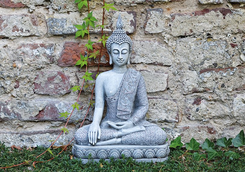Buddha sitzend auf Sockel in grau aus Poly, 39 cm