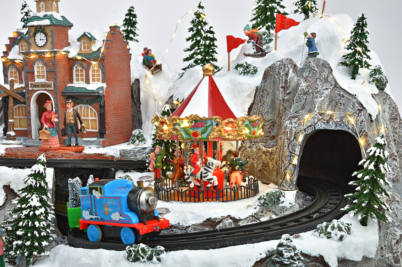Weihnachtsdorf, Modelleisenbahn, Karussell, Schneelandschaft, Beleuchtung