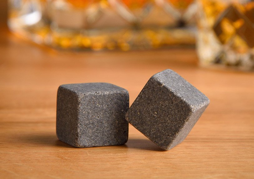 Whiskysteenset, basaltstenen ijsblokjes 2x2x2cm Grijze set van 6, in houten kist (B/H/D) 10x6x3cm