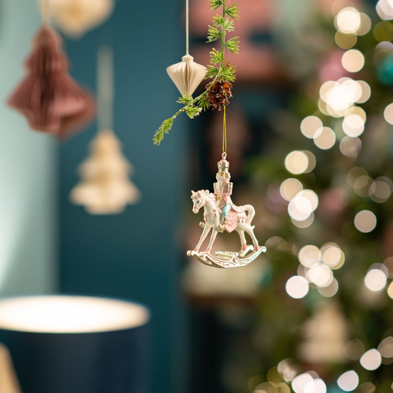 Nussknackerfigur, Schaukelpferd, Weihnachtsdekoration, rosa und gold, bemalte Figur