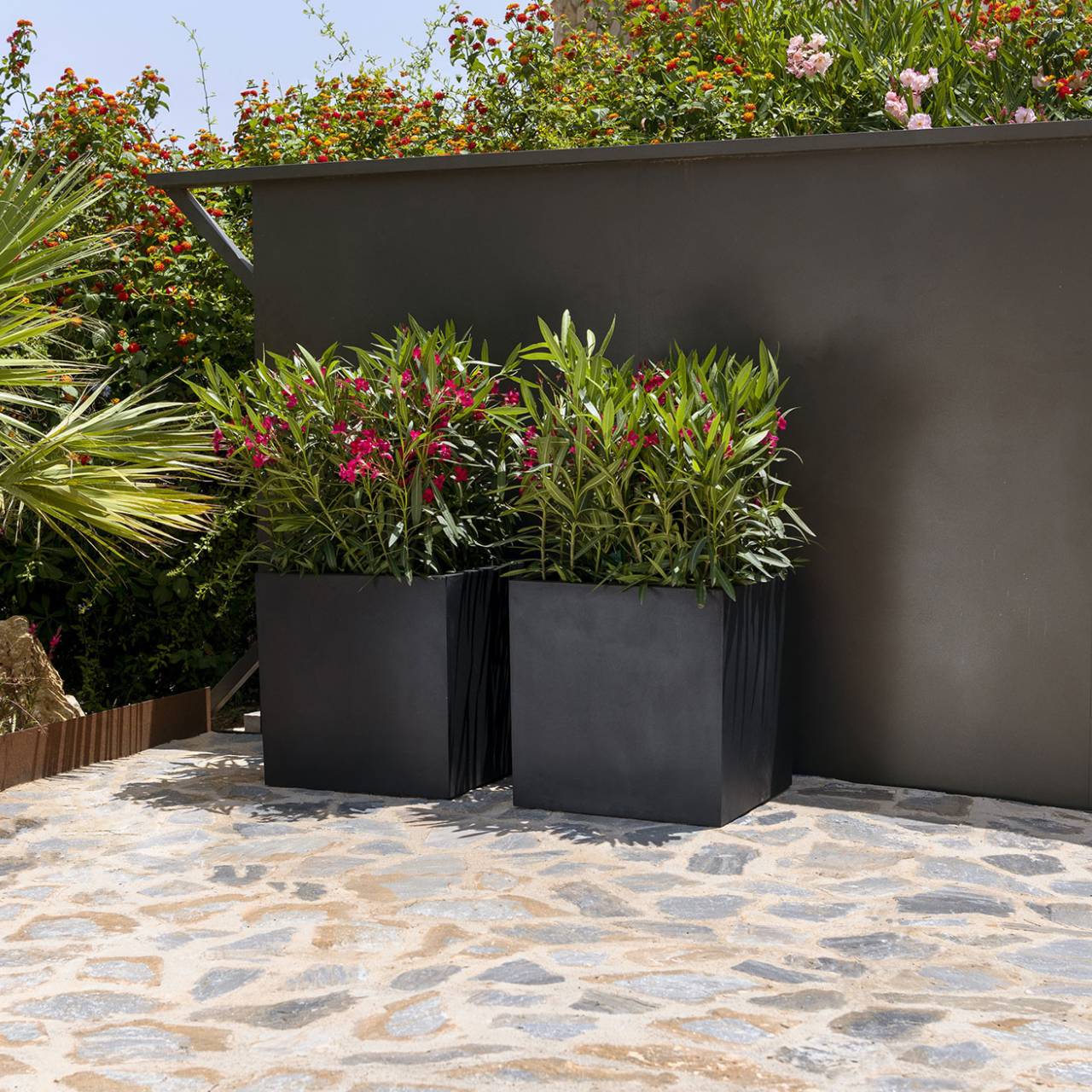 Vaso da fiori in Fiberstone nero (L/H/D) 50x50x50cm