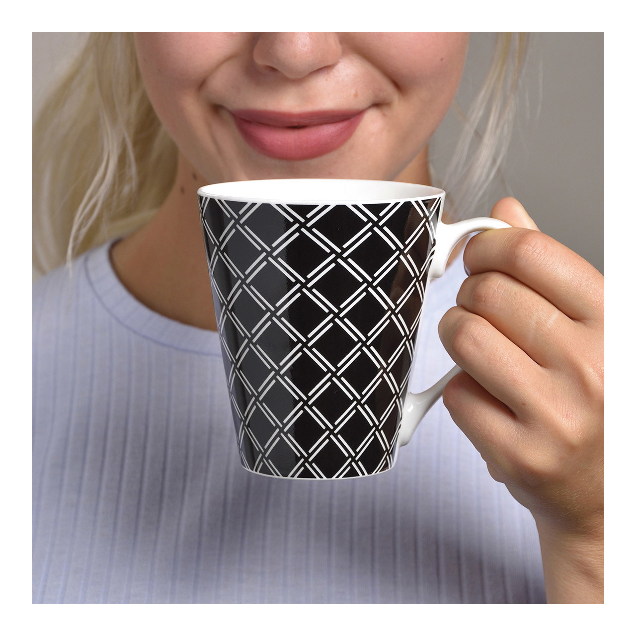 Becher schwarz Retro aus Porzellan, 4-fach sortiert, 10 cm, 350 ml tasse, becher, keramiktasse, geometrisches muster, schwarz-weiß