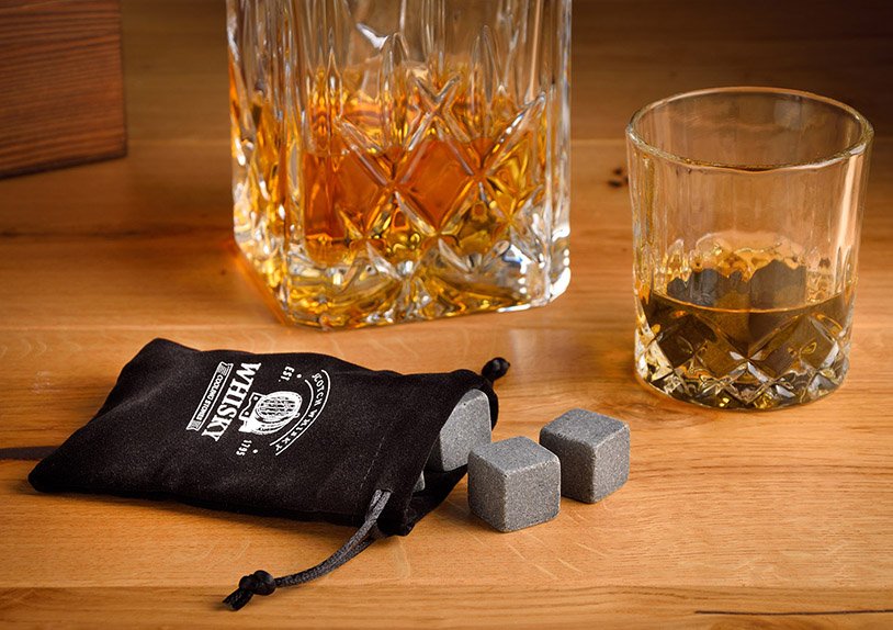 Whisky Stein Set, Eiswürfel aus Basalt Stein 2x2x2cm, 2 Gläser 9x8x9cm, 300ml, eine Zange Grau 8er Set, in Holzbox (B/H/T) 23,7x10x20,2cm