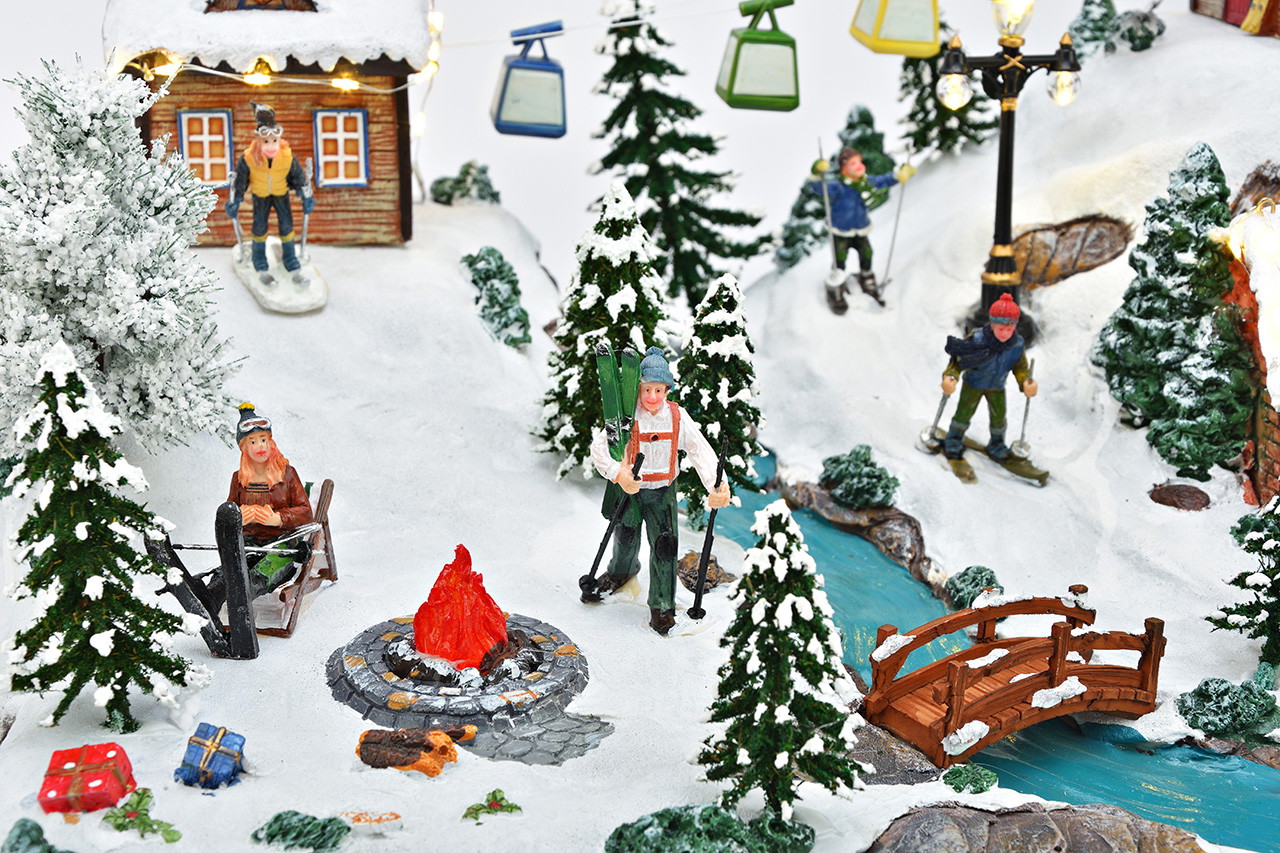 Winterdorf-Miniatur, Weihnachtsdekoration, Schneelandschaft, beleuchtete Häuser, Skifahrer-Figuren