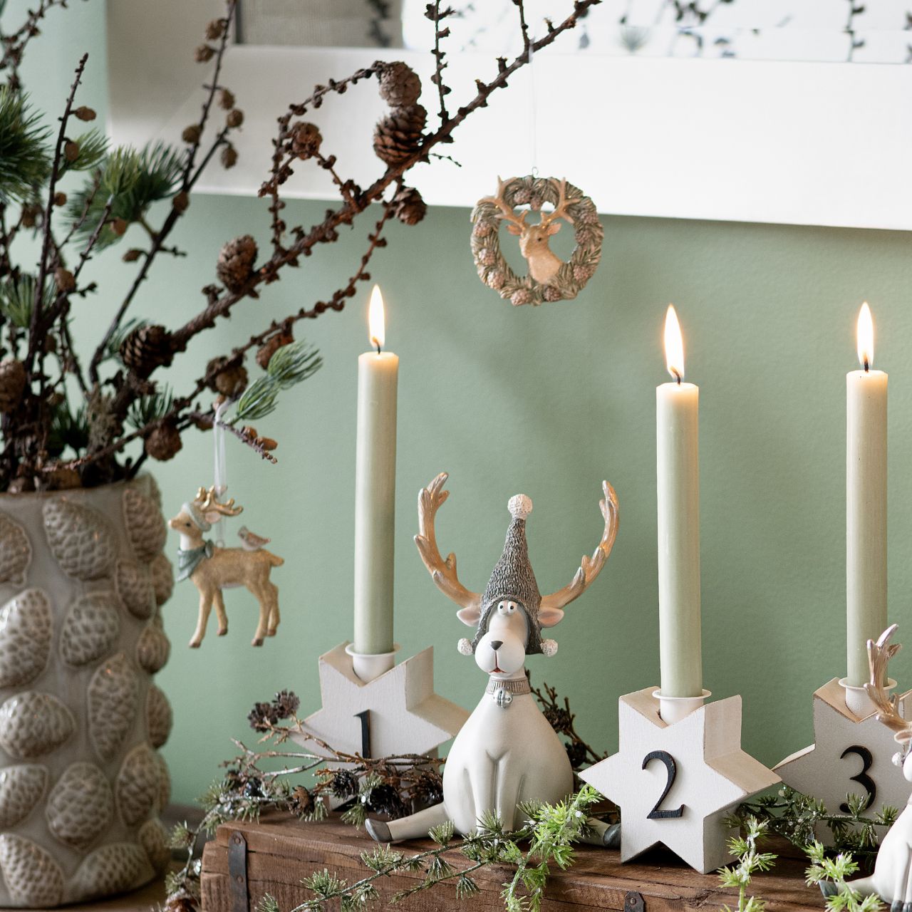 Percha de ciervo con corona de poliéster, natural/verde (A/A/P) 7x7x2cm Kerze, Kerzenständer