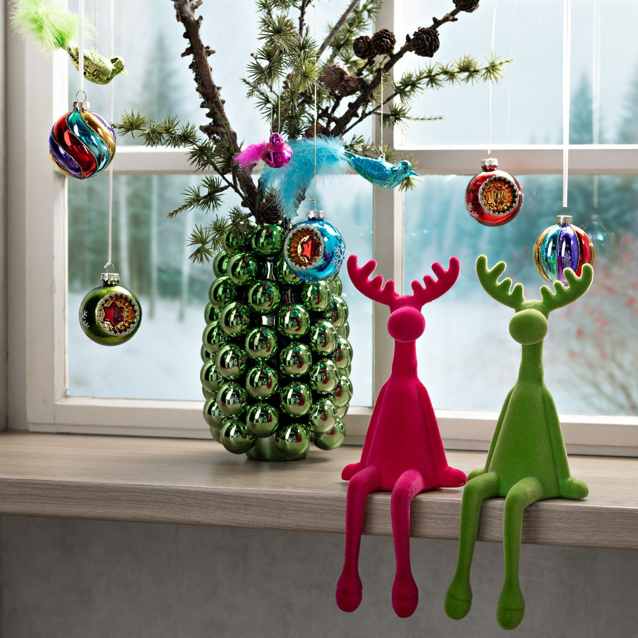Weihnachtsdeko, Kugeln, Kuschelfigur, Reh, Tannenzweig