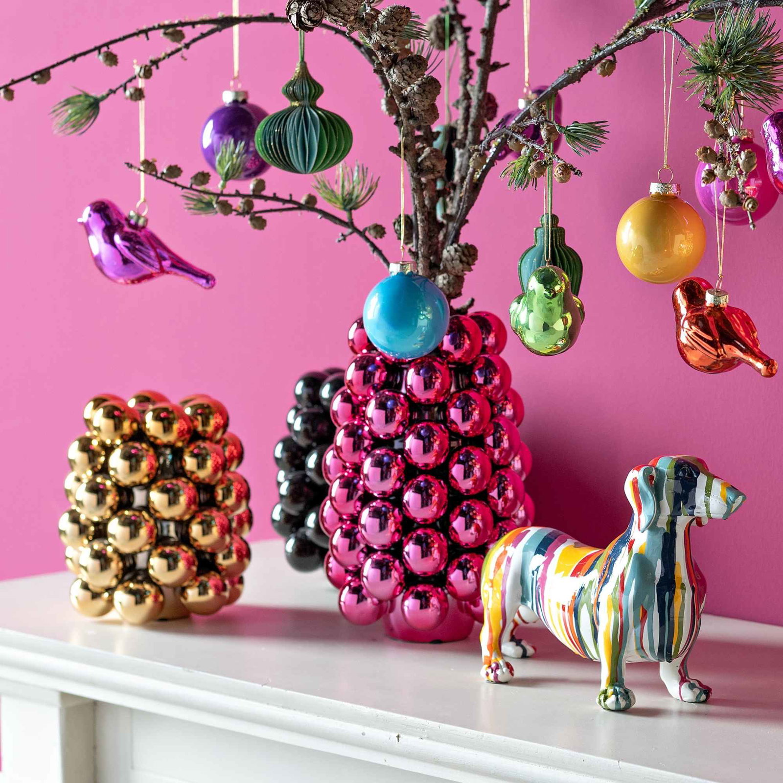 glasornamente, weihnachtsdeko, kugelballen, holzstamm, tierfigur