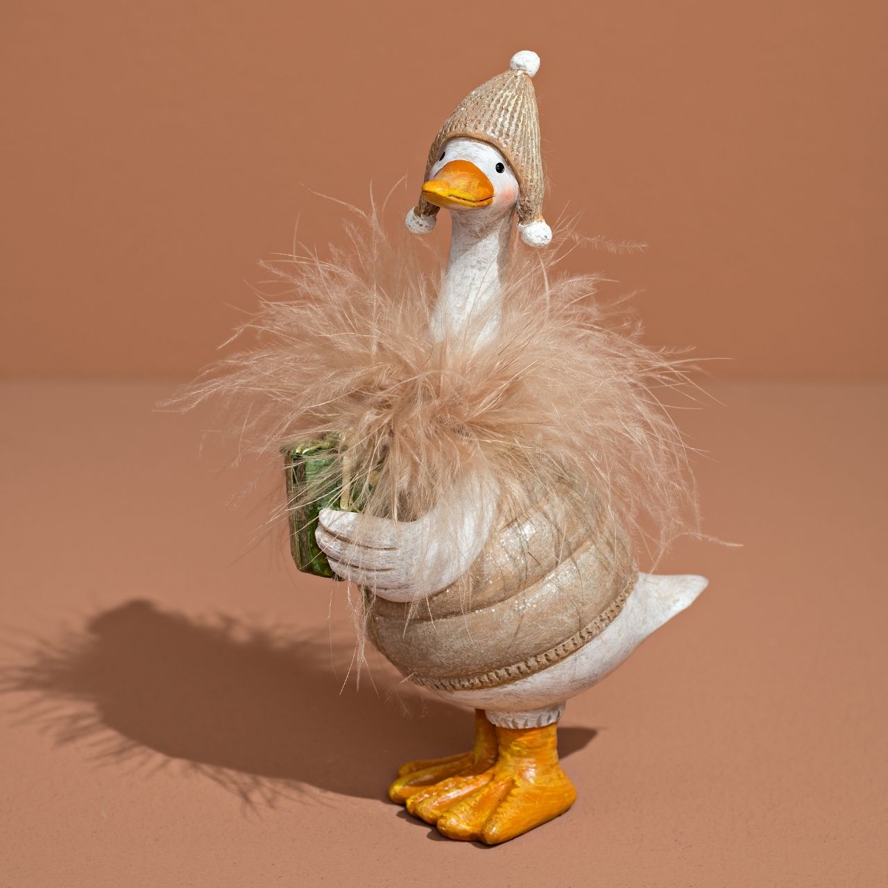 Gänsefigur, Gelbes Schnabel, Wintermütze, Federboa, Dekorfigur