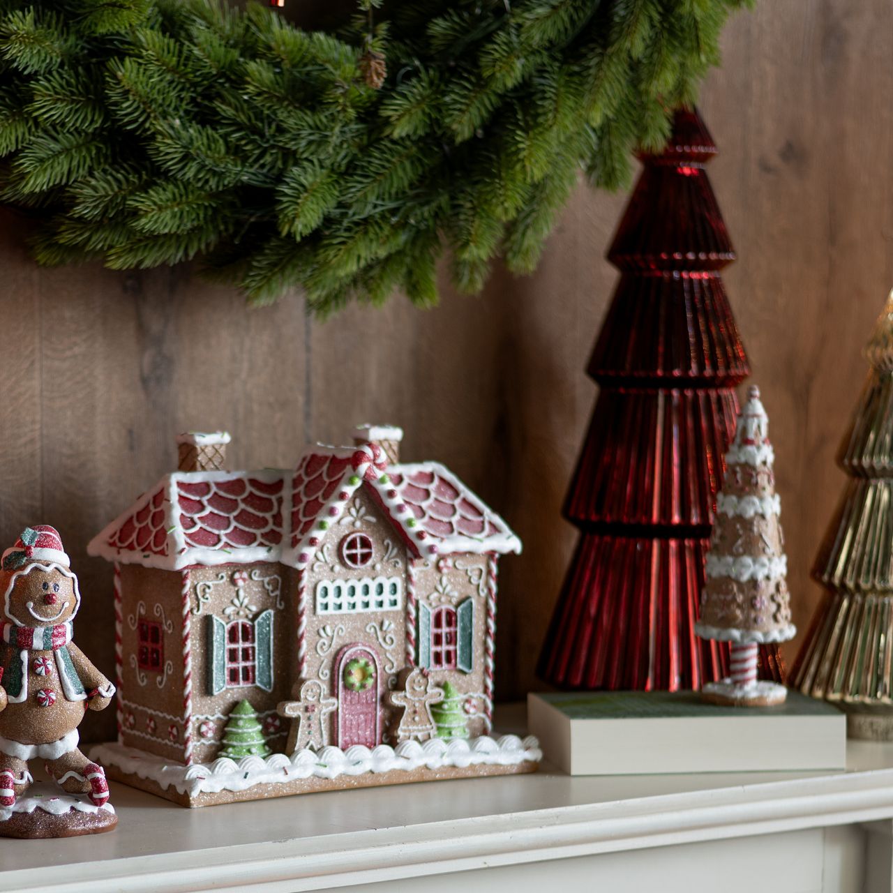 gedeckter weihnachtsstern, haus aus gingerbread, figuren aus zuckerglasur, weihnachtsdeko, zimtstern?