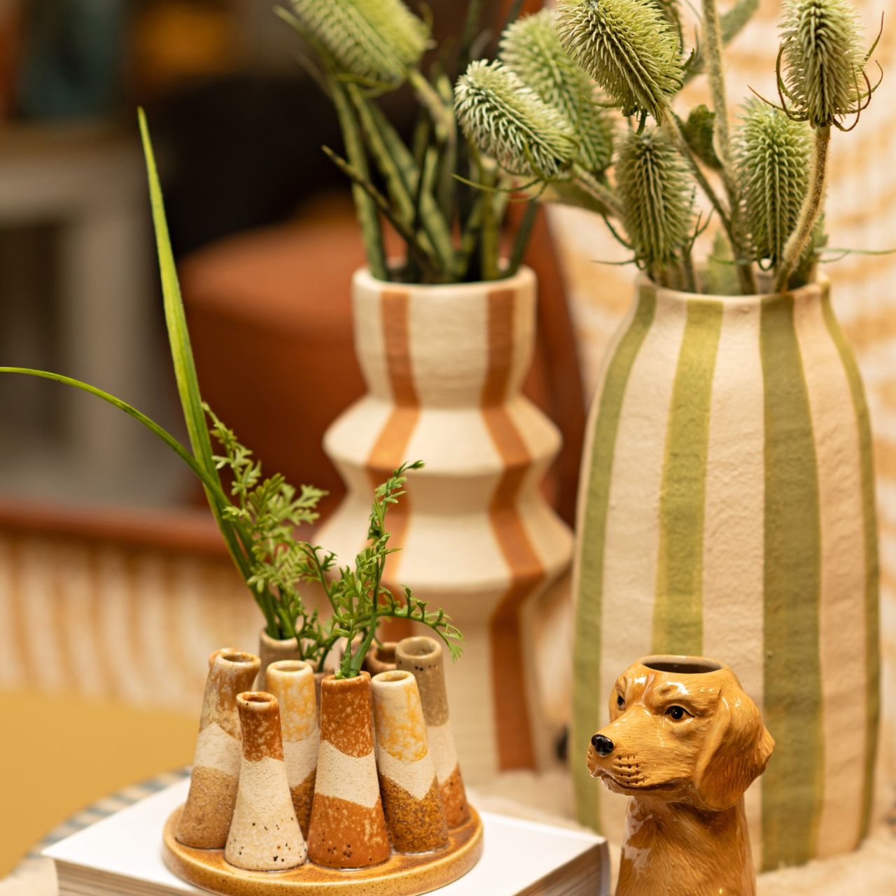 Keramikvase, Cremefarben, Terrakotta-Streifen, Geometrische Form, Handbemalte Optik