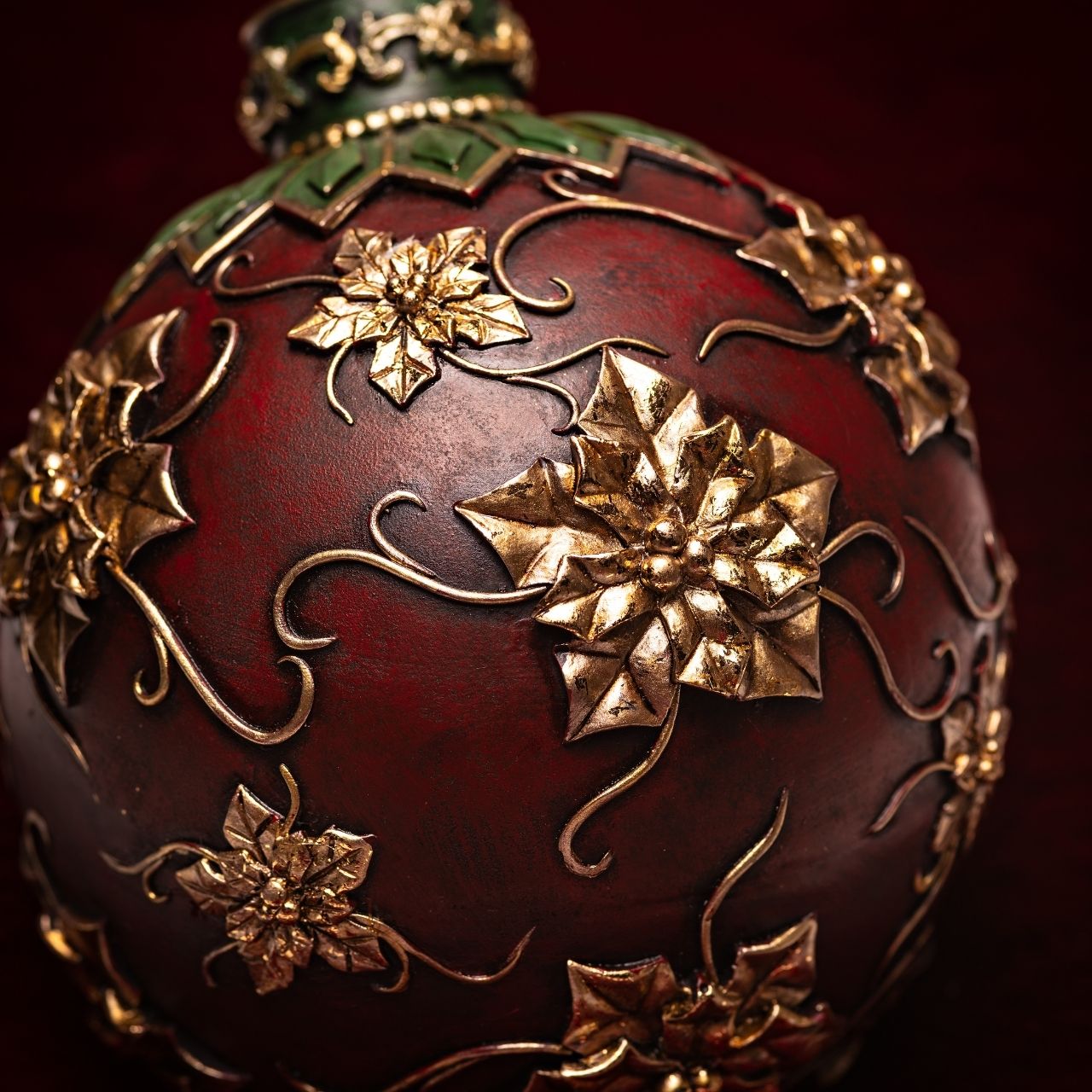 Guaina natalizia in polietilene bordeaux (L/A/D) 14x14x13 cm Ornament, Glasball, Dekorationanhänger, roter Schmuck, goldene Blütenprägung