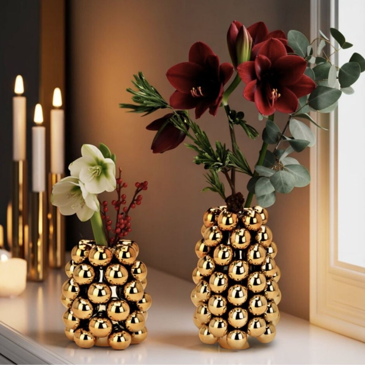Blumenvasen, goldene Vase, Perlenvasen, rote Blumen, Grünzeug